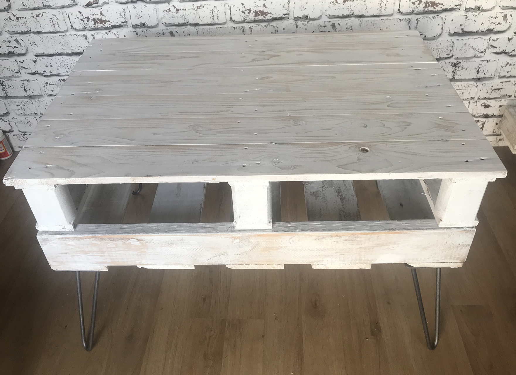 pallet Table  www.palletartstudio.co.uk